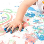 bébé et la peinture à doigt