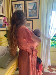Bébé entouré d'œuvres chez Claude Monet