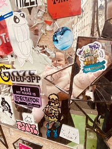 Alaia écoute les murs à la butte aux cailles